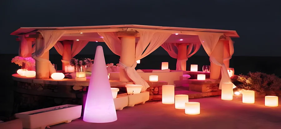 Carpa iluminada con velas y luces para una bienvenida nocturna