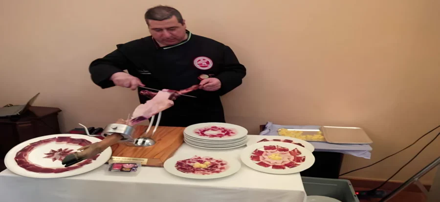 Cortador de jamón sirviendo en un catering a domicilio