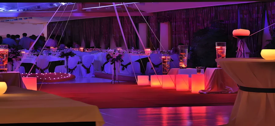 Salón de eventos con iluminación de ambiente y velas