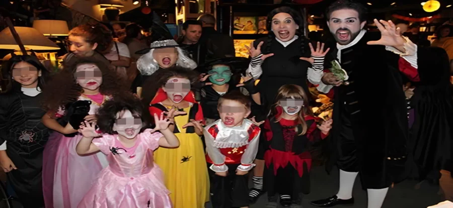 Niños y animadores disfrazados en una fiesta temática de Halloween