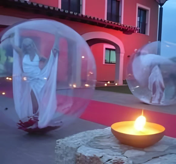 Chica burbuja actuando dentro de una esfera transparente