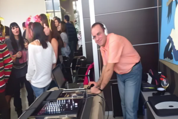 DJ pinchando en una fiesta privada