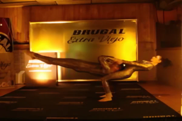 Forma humana dorada iluminada en un evento
