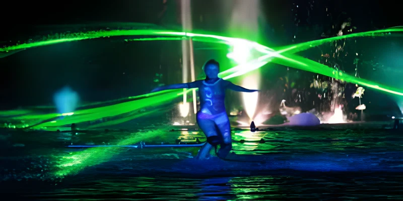 Performance con láseres verdes en una bienvenida nocturna
