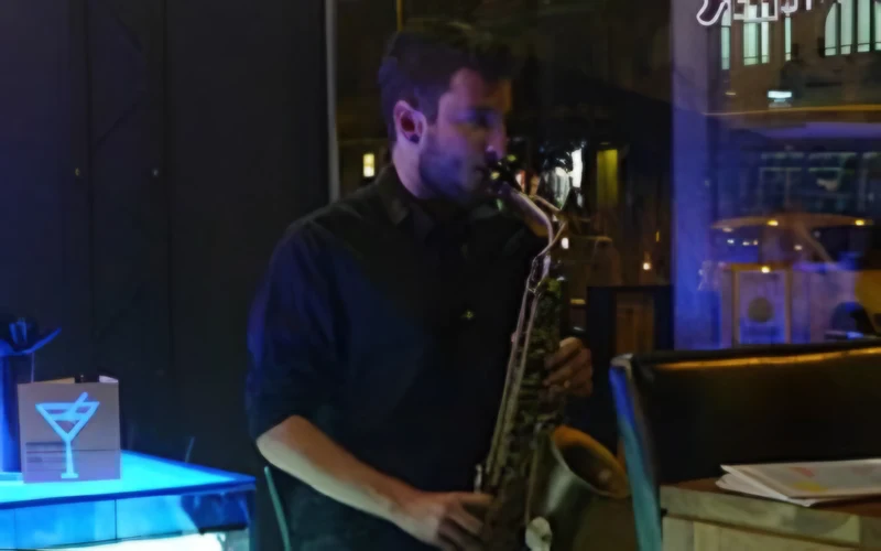 Saxofonista amenizando una cena