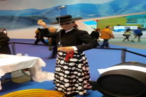 Venenciadora sirviendo vino en un evento