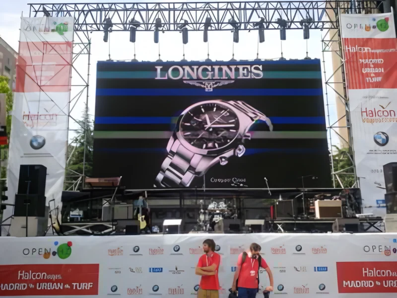 Escenario con pantalla gigante en un evento de empresa al aire libre
