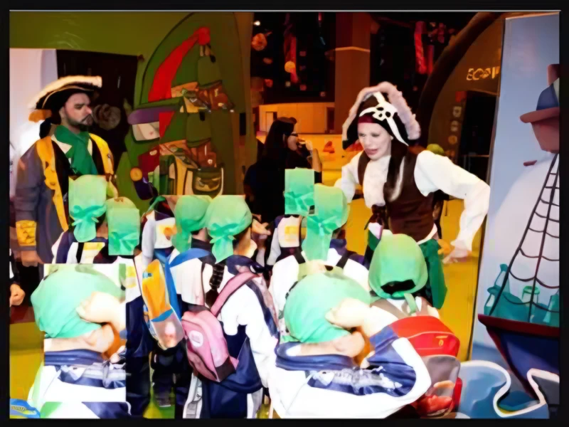 Niños con disfraces de piratas y animadores en una fiesta infantil