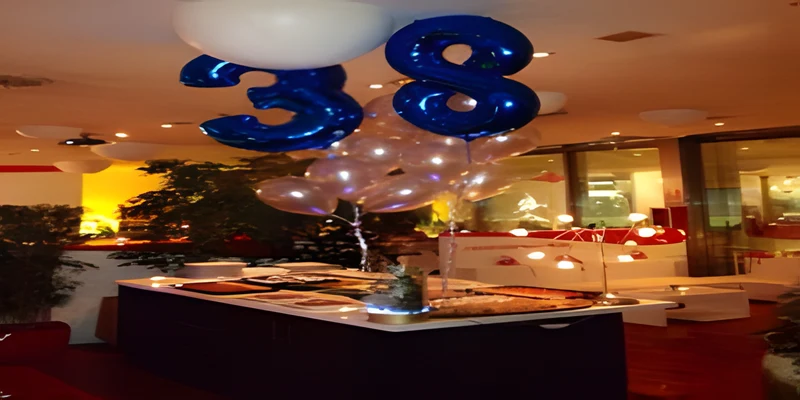 Salón decorado con globos del número 38 para un cumpleaños