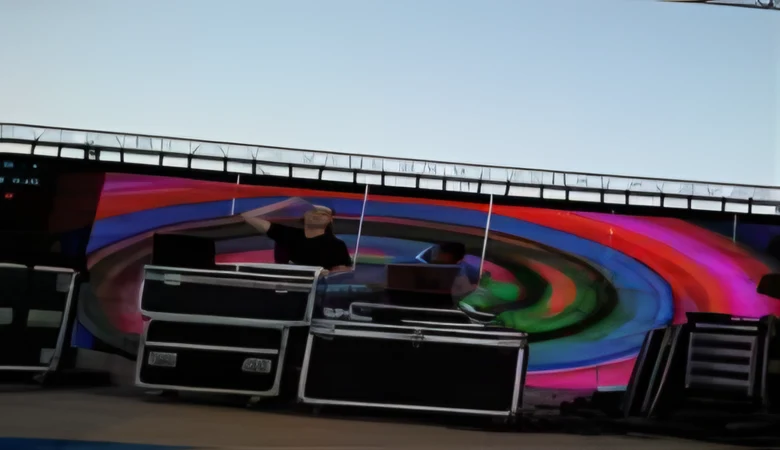 Escenario con pantalla de luces y equipo de DJ