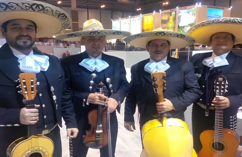 Cuatro mariachis con traje charro y sus instrumentos