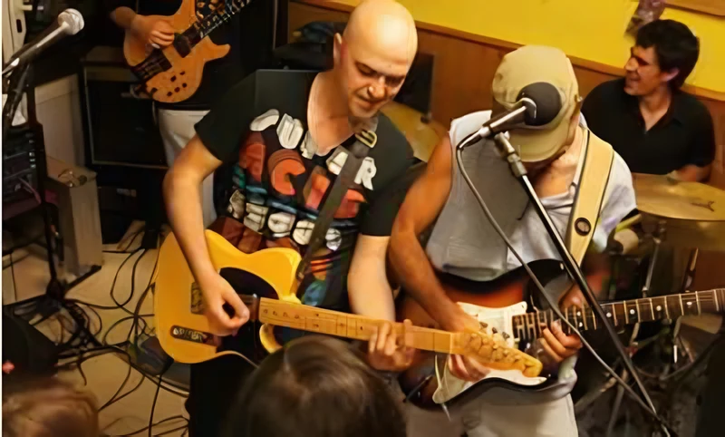 Grupo de rock tocando en directo en un local