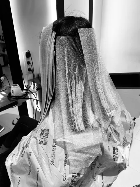 Mechas en proceso: mechones separados con papel sobre una melena larga