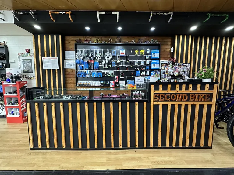 Mostrador de madera y negro de la tienda Secondbike, donde se valoran las bicis usadas